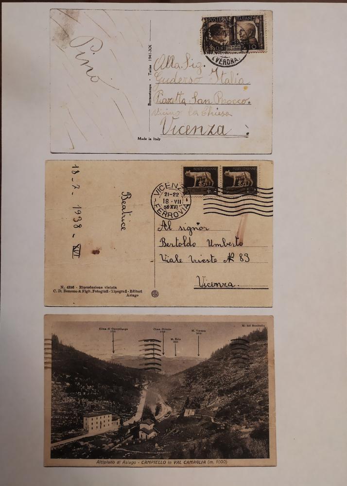 l'immagine si compone di 3 elementi: il retro di due cartoline e il fronte di una di esse