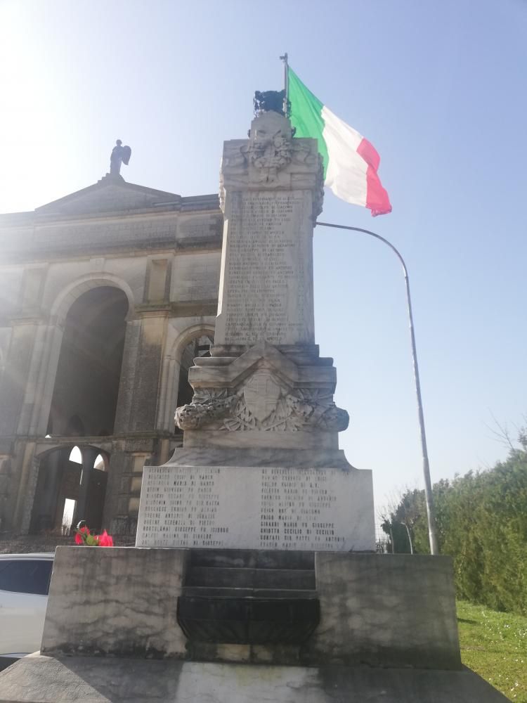 Monumento ai caduti, ad erma in bronzo e marmo di Brendola 